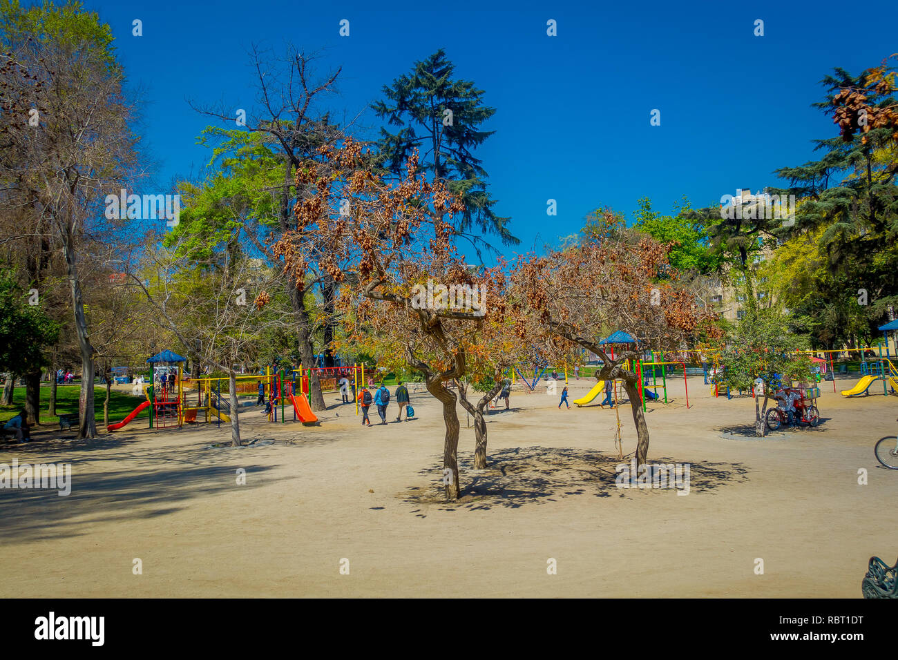 SANTIAGO, CHILE - 17. SEPTEMBER 2018: Unbekannter unscharfes Bild von Menschen zu Fuß in den sandigen Spielplatz am Forestal Parks in Santiago, der Hauptstadt Chiles Stockfoto