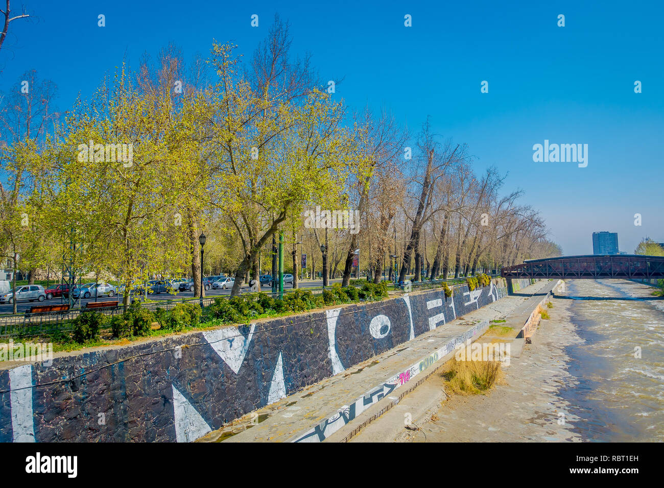 SANTIAGO, CHILE - 17. SEPTEMBER 2018: Im Freien von metallischen Brücke über den Kanal von Wasser in die forstliche Park in Santiago, der Hauptstadt Chiles Stockfoto