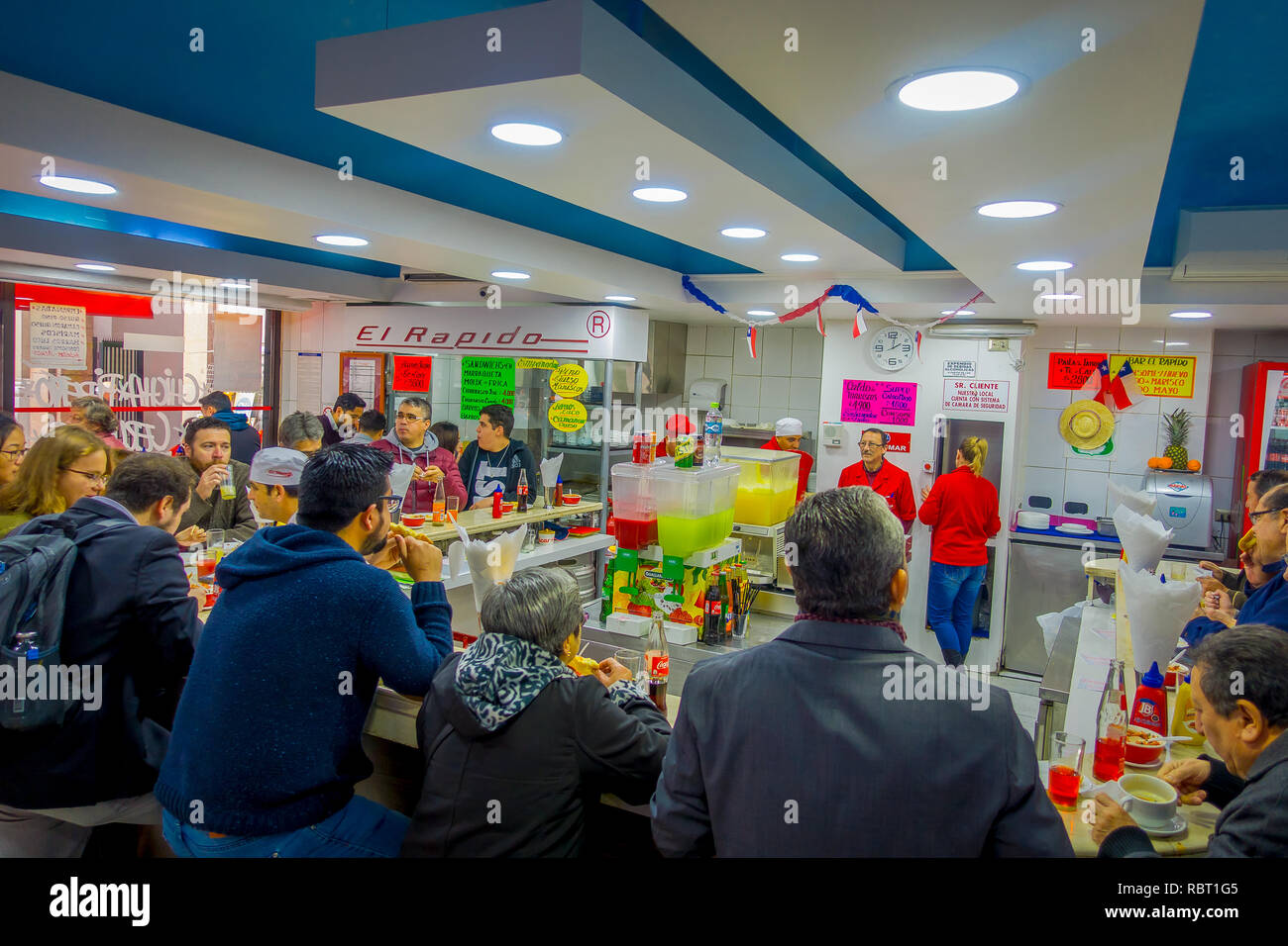 SANTIAGO, CHILE - 16. Oktober 2018: Im Blick auf die Menschen in einem restaurat in dowtown von Santiago de Chile entfernt Essen Stockfoto