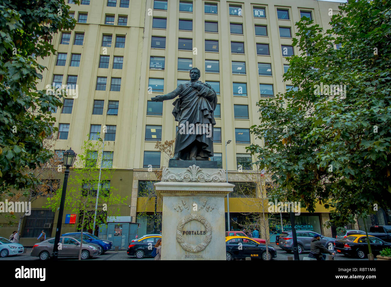 SANTIAGO, CHILE - 14. SEPTEMBER 2018: Diego Portales Statue in La Moneda Square, mit sichtbaren bullet Loch von dem Putsch im Jahr 1973 in Santiago de Chile Stockfoto