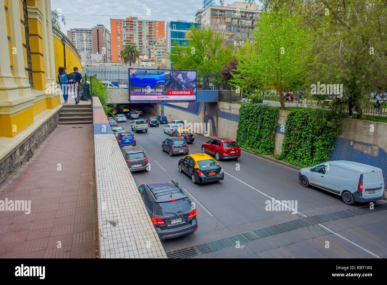 SANTIAGO, CHILE - 14. SEPTEMBER 2018: Oben Ansicht von Autos in den Verkehr in den Straßen von Santiago de Chile entfernt Stockfoto