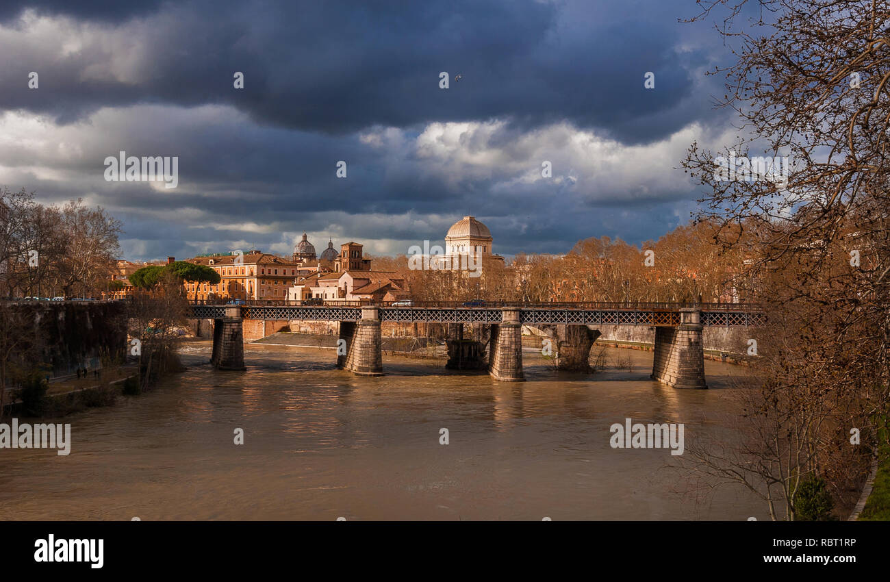 Winter und schlechtes Wetter am Ufer des Flusses Tiber in Rom Stockfoto