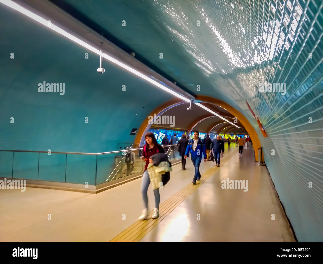 SANTIAGO, CHILE - 14. SEPTEMBER 2018: eine Gruppe von Menschen zu Fuß in die Halle nach vor Reisen in der Central Station. 1885 eröffnet, jetzt ist es der Stadt nur Bahnhof Stockfoto