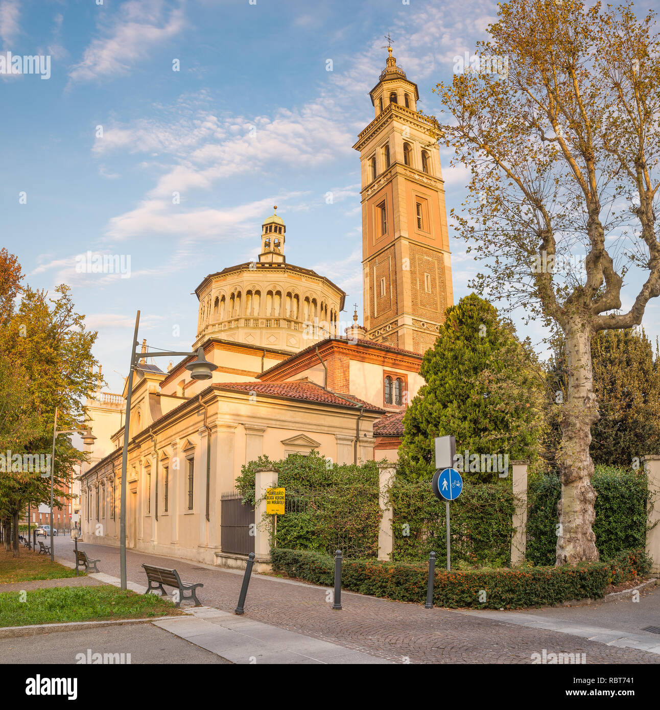 Sanctuary Beata Vergine dei Miracoli, Saronno, Italien; als europäisches Erbe. Ansicht von der Straße Santuario, bei Sonnenaufgang Stockfoto