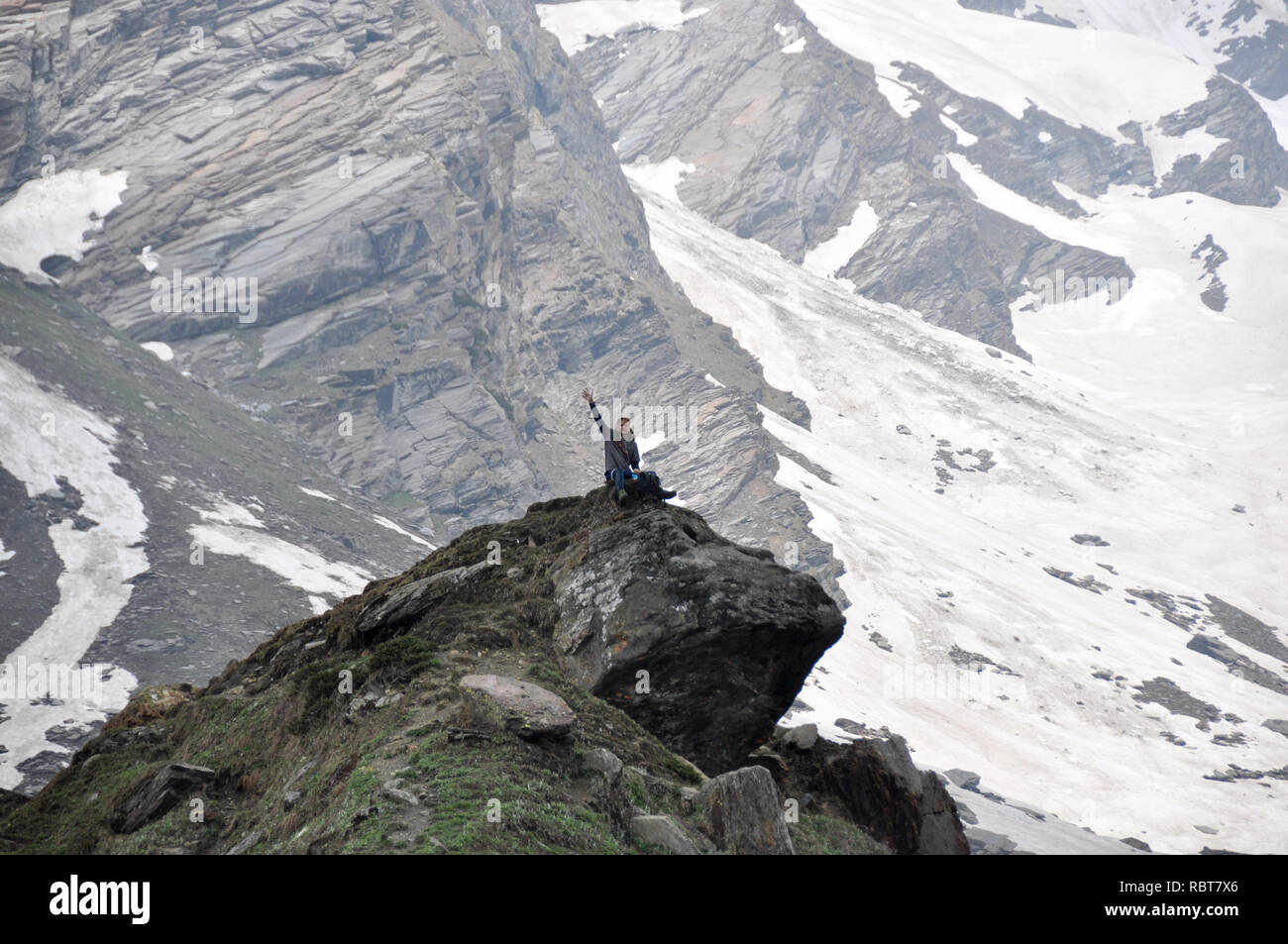 Unser Trek plötzlich ich diesen Kerl sitzt auf der Kante des Rock sah und Hallo sagen.. Ich war ein schöner Moment. Stockfoto