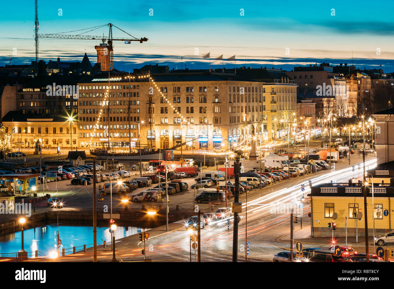 Helsinki, Finnland - 10. Dezember 2016: Abend Nacht Blick auf Marktplatz und Verkehr auf Pohjoisesplanadi Straße. Stockfoto