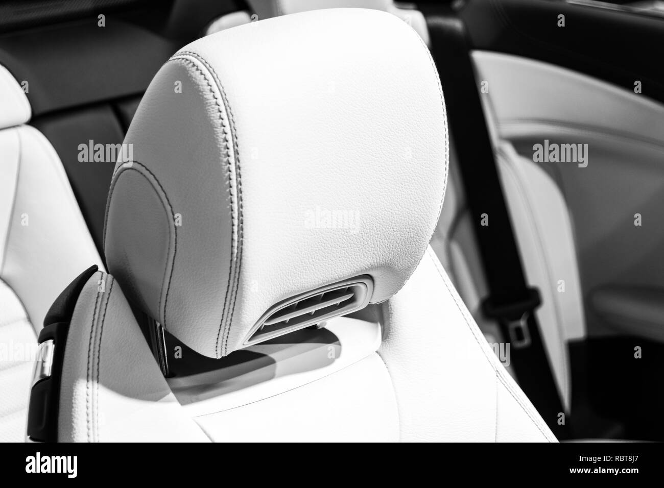 Moderner Luxus auto Ledersitz. Perforierte gestickte weiße  Lederausstattung. Teil des Leder Autositz details. Modernes Auto weiß leder  Details im Innenraum Stockfotografie - Alamy