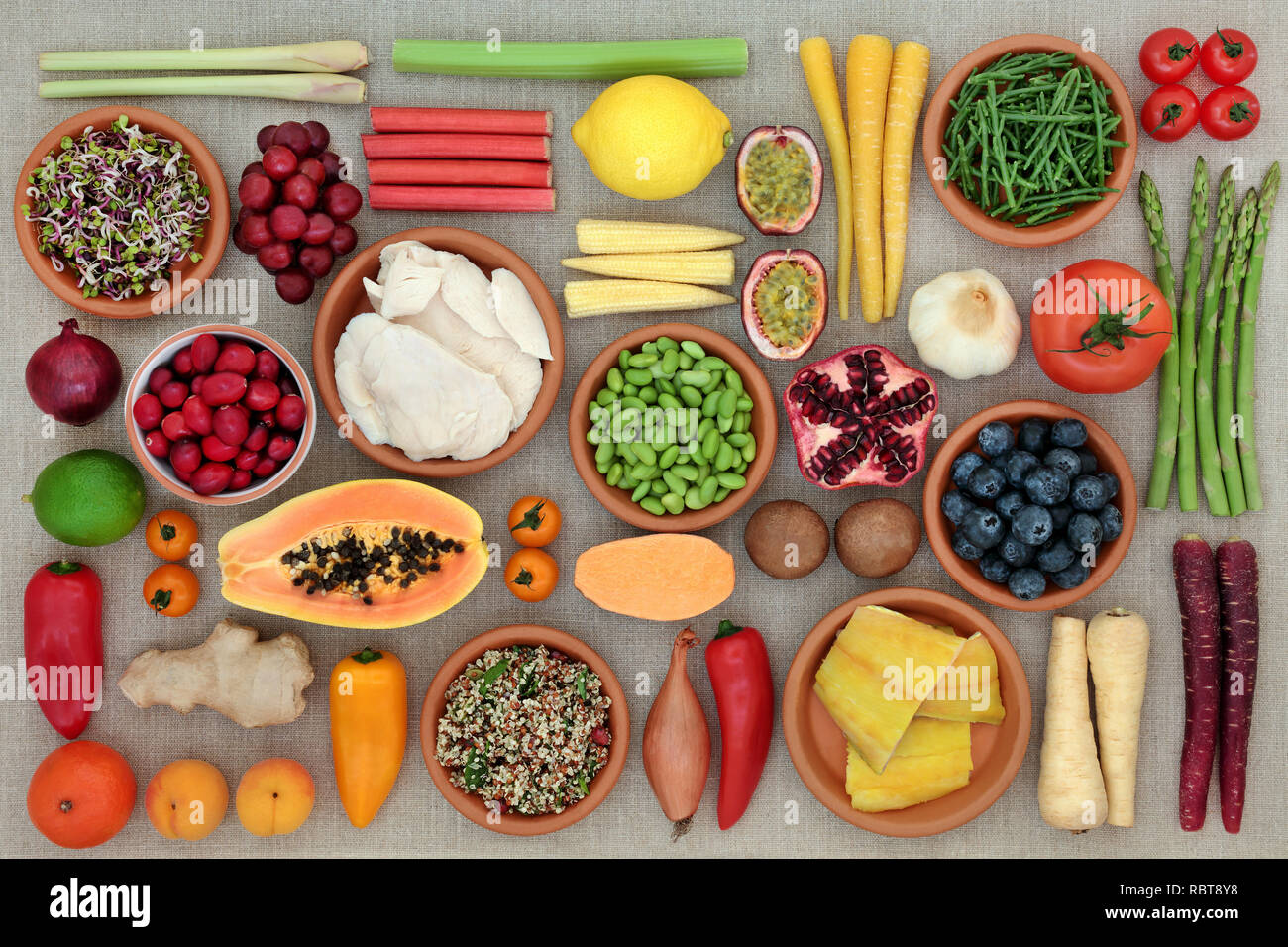 Super Essen für Fitness Concept mit Huhn, Fisch, Getreide, Obst, Gemüse, Kräutern und Gewürzen. Lebensmittel, die einen hohen Gehalt an Antioxidantien, Protein & Anthocyane, Stockfoto