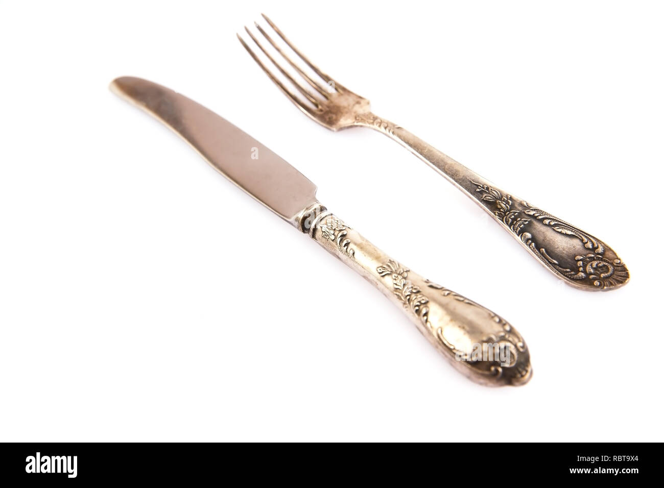 Vintage Messer und Gabel auf weißem Hintergrund. Stockfoto