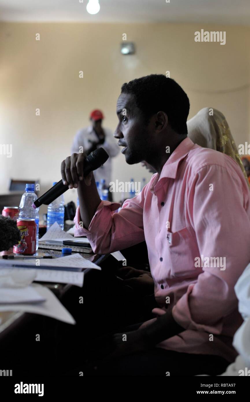 Ein Mitglied einer Zivilgesellschaft Gruppe fragt eine Frage an ein Town Hall Meeting von AMISOM und den somalischen nationalen Polizei im Ministerium für Informationen in Mogadischu, Somalia, am 21. Oktober. (15405359788). Stockfoto