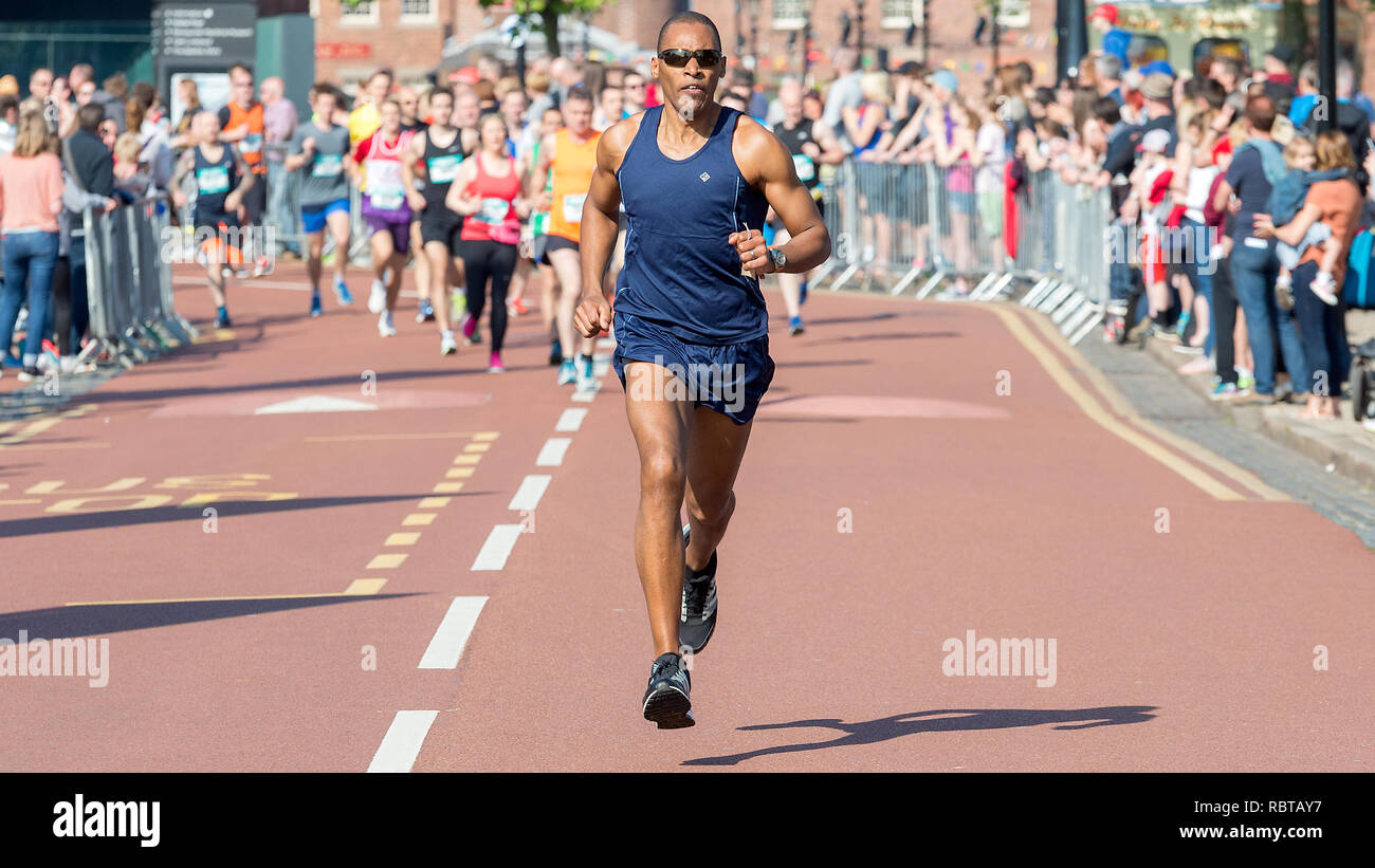Konkurrent in der Rock 'n' Roll Marathon Serie in Liverpool Stockfoto