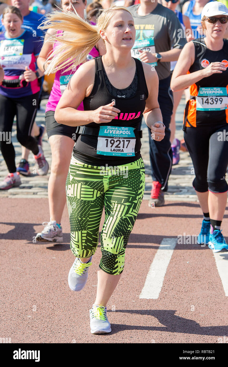 Konkurrent in der Rock 'n' Roll Marathon Serie in Liverpool Stockfoto