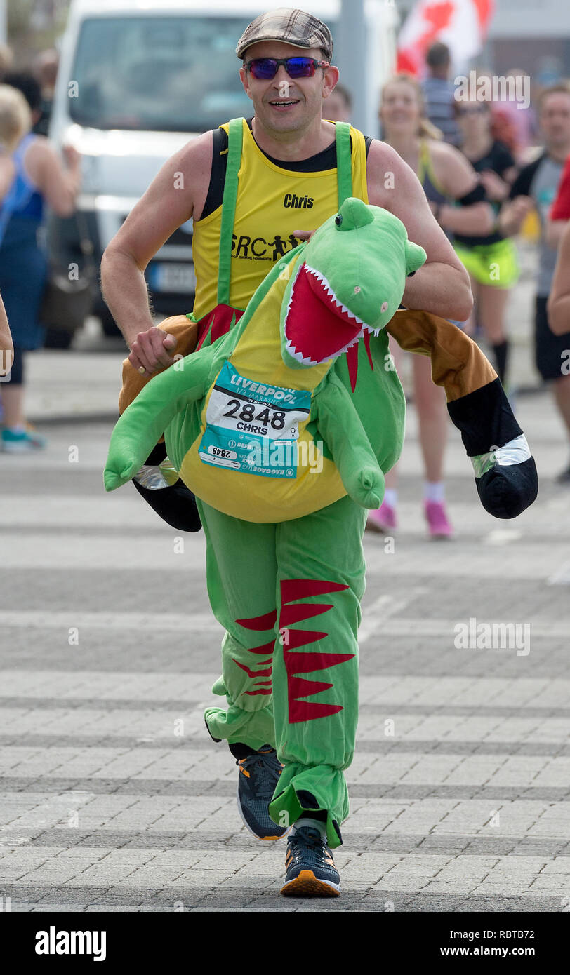 Konkurrent in der Rock 'n' Roll Marathon Serie in Liverpool Stockfoto