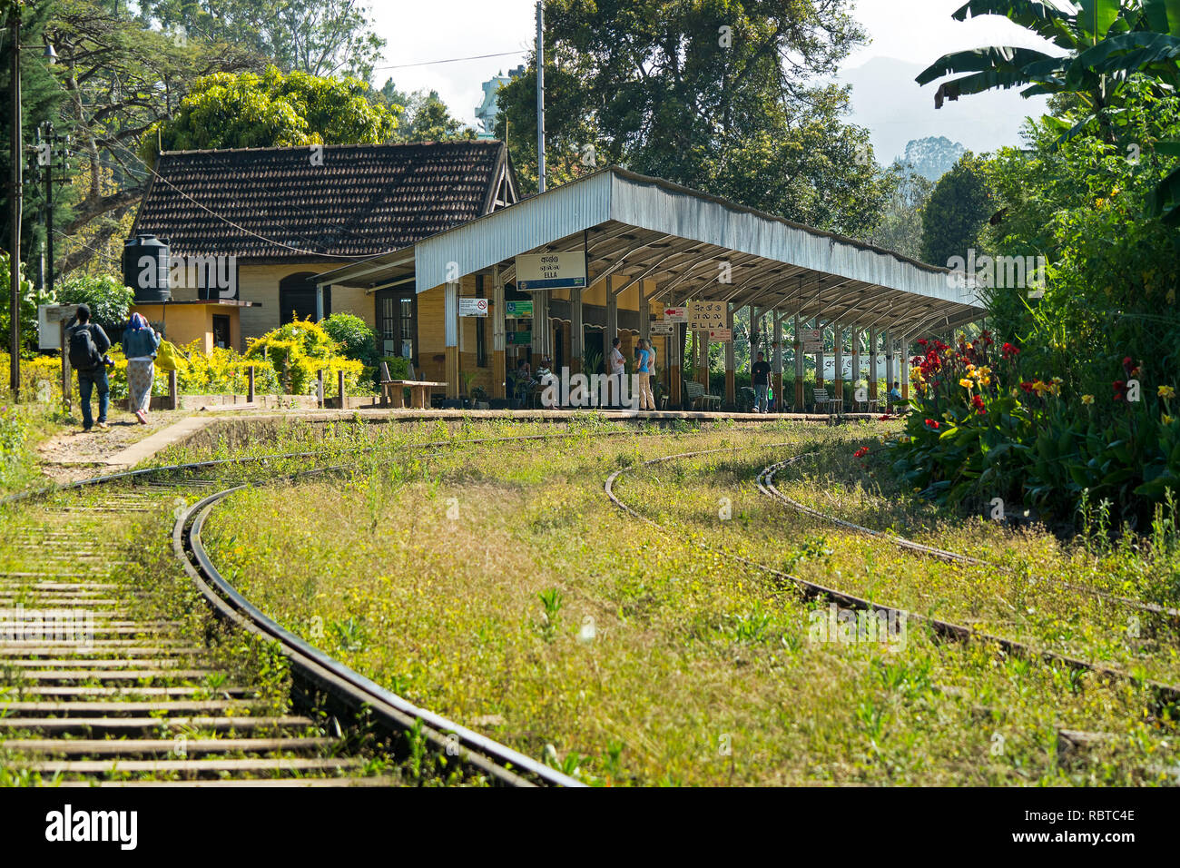 Die malerisch gelegene Ella Bahnhof. Der Beginn der beliebte touristische Zugfahrt von Ella nach Kandy. Stockfoto
