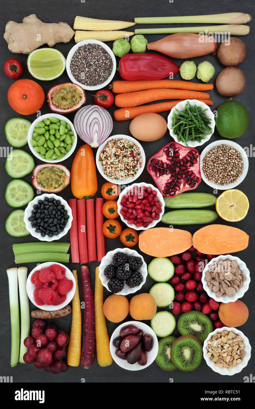 Große health food Collection mit frischem Obst, Gemüse, Samen, Getreide, Milchprodukte, Nüsse, Hülsenfrüchte, Kräutern und Gewürzen. Stockfoto