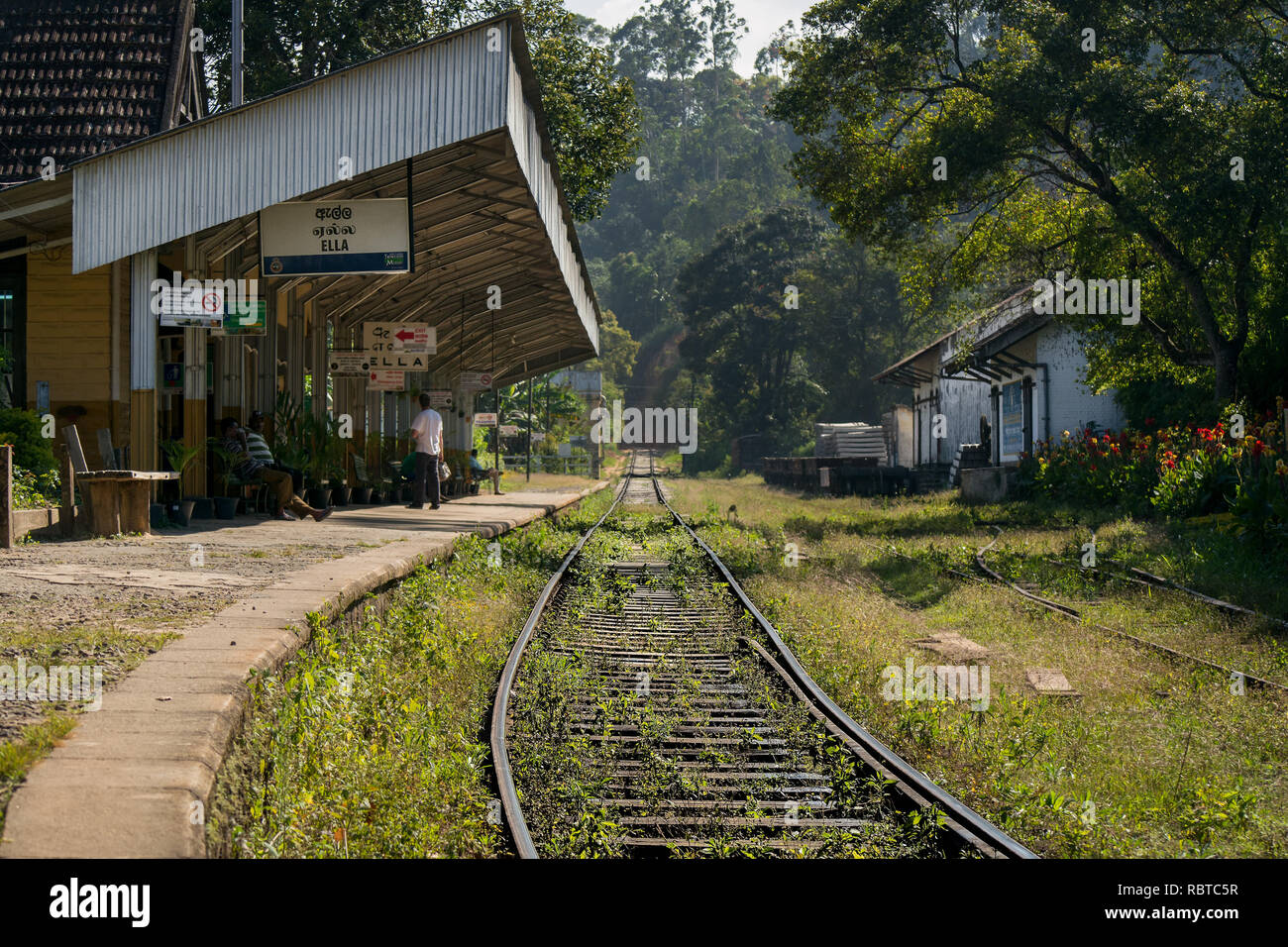 Die malerisch gelegene Ella Bahnhof. Der Beginn der beliebte touristische Zugfahrt von Ella nach Kandy. Stockfoto