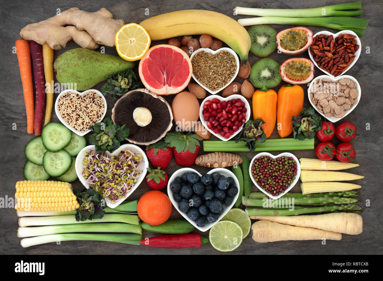 Super Food Konzept für eine gesunde Ernährung mit Obst und Gemüse, Milchprodukte, Gewürze, Nüsse, Hülsenfrüchte, Getreide und Körner. Stockfoto
