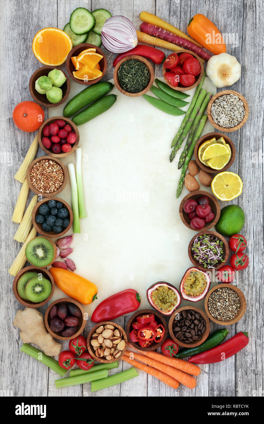 Health Food Konzept für Fitness Hintergrund Grenze mit frischem Obst, Gemüse, Körner, Nüsse, Samen, Kaffee, Kräutern und Gewürzen. Stockfoto