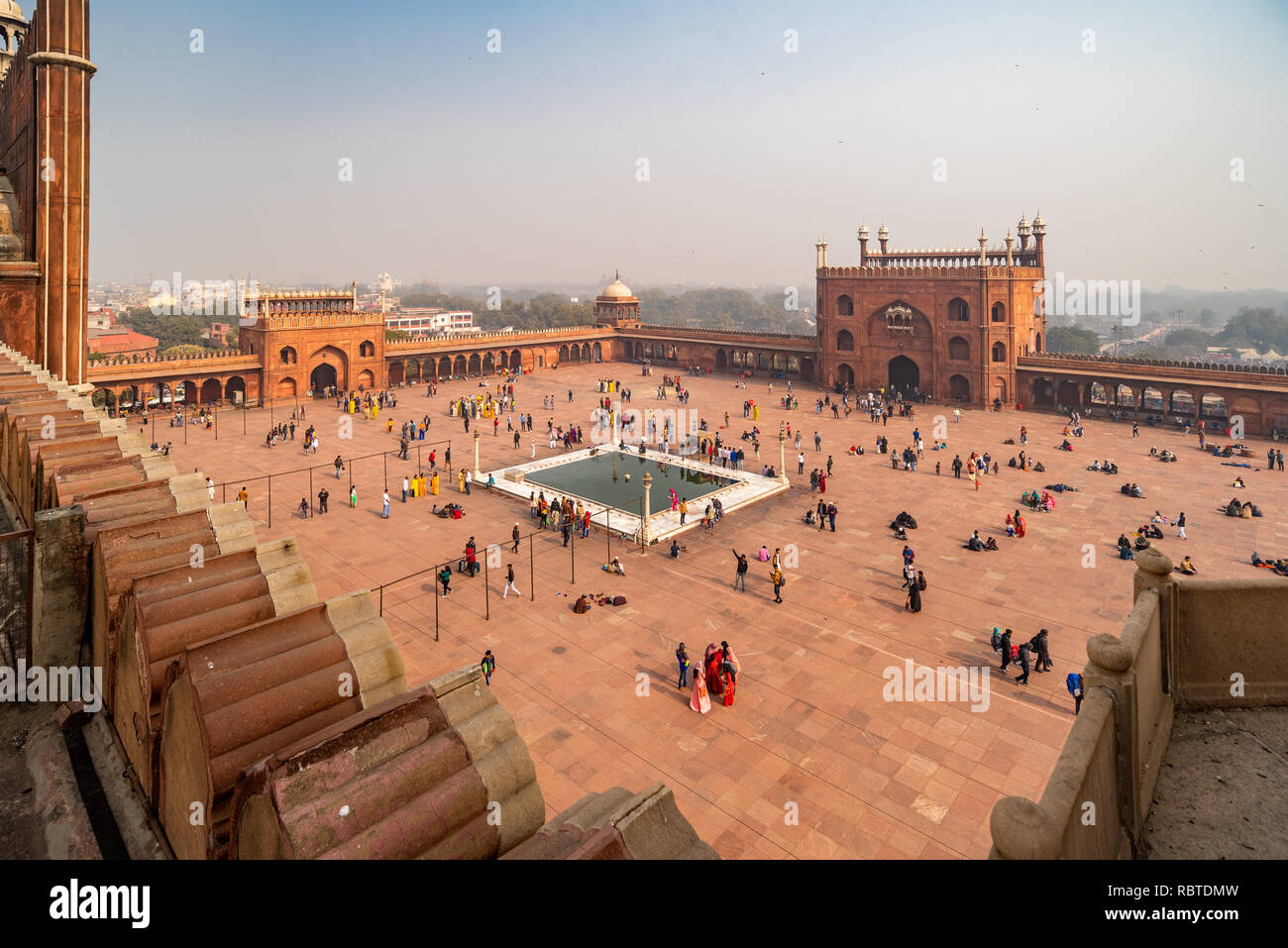 Den Ehrenhof in Jama Masjid - eine sehr berühmte Moschee in Delhi, Indien Stockfoto