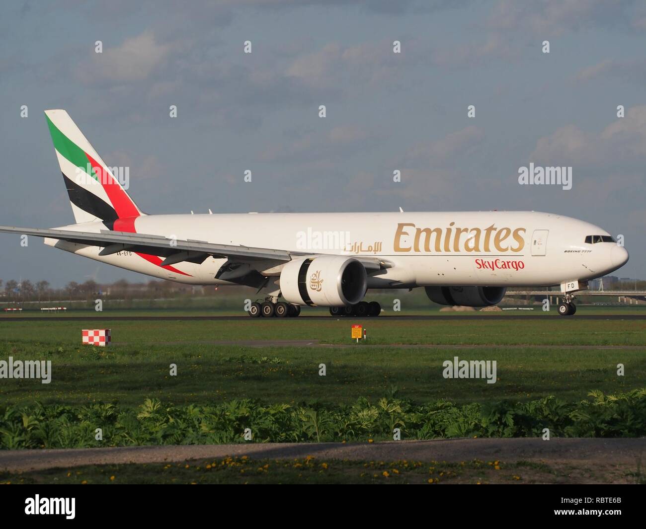 Ein 6-EFD Emirates Boeing 777-F 1 H Rollen auf der Polderbaan, Schiphol (AMS-EHAM), Bild 1. Stockfoto