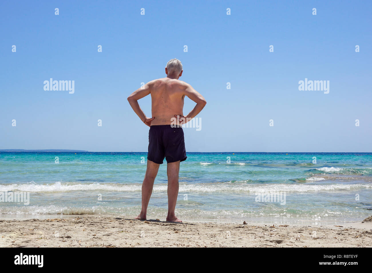 Alter mann am strand Fotos und Bildmaterial in hoher Auflösung Alamy