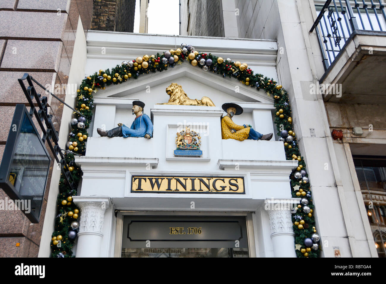 Weihnachtsschmuck zieren den Eingang zum weltberühmten Twinings Tee und Kaffee Emporium, Strand, London, UK Stockfoto