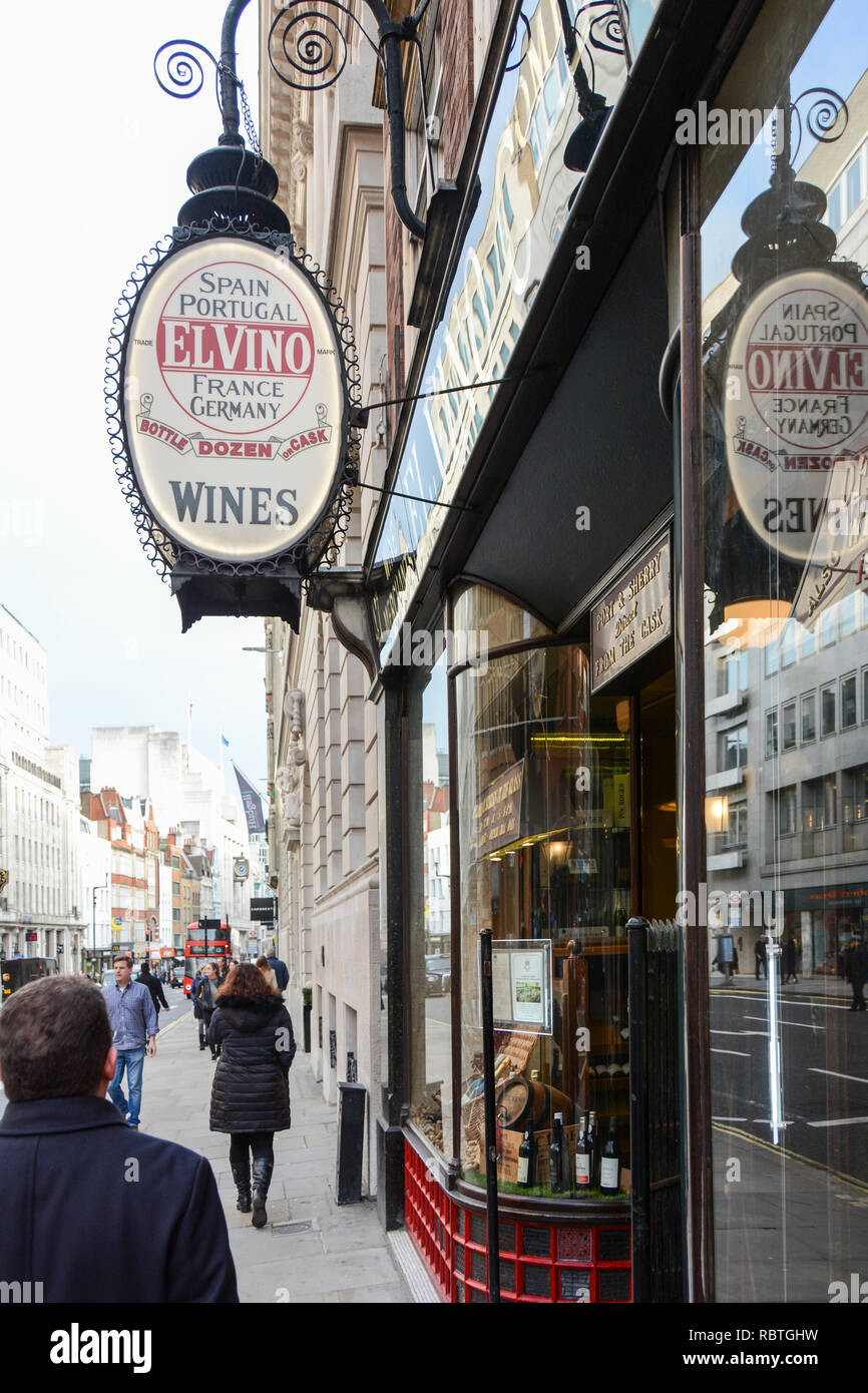 El Vinos Weinladen und Bar - ein berühmter Treffpunkt von Journalisten und Barristern, die so verewigt sind wie „Pomeroys“ in Rumpole of the Bailey, Fleet Street, London Stockfoto