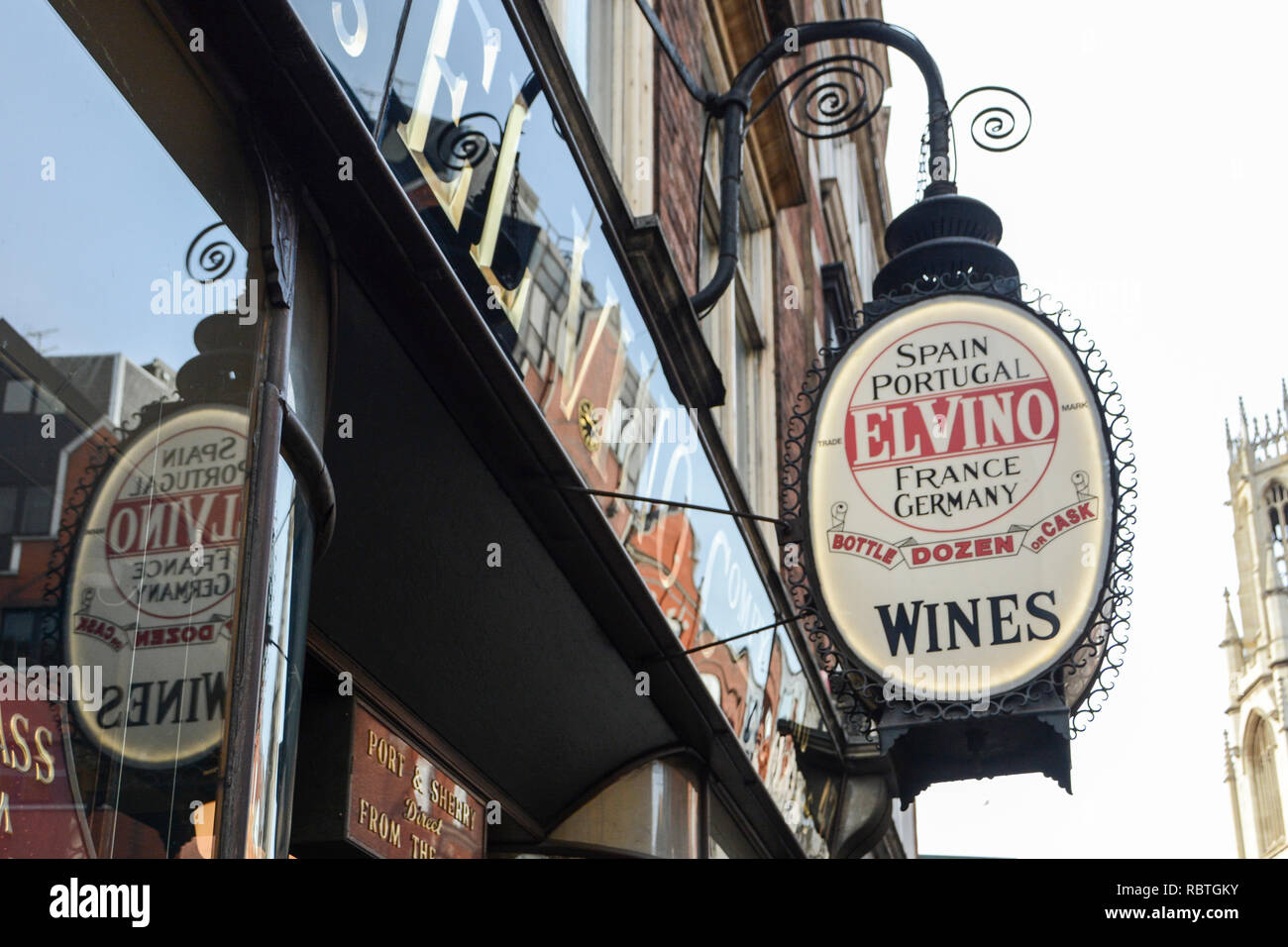 El Vinos Weinladen und Bar - ein berühmter Treffpunkt von Journalisten und Barristern, die so verewigt sind wie „Pomeroys“ in Rumpole of the Bailey, London, England, Großbritannien Stockfoto