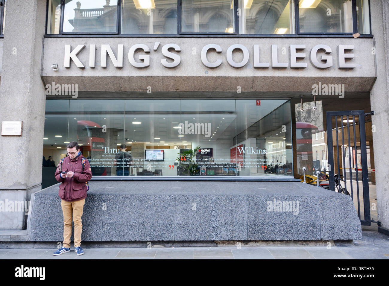 Ein einstehender Student, der vor dem Eingang des King's College, Strand Campus, London, Großbritannien, steht Stockfoto
