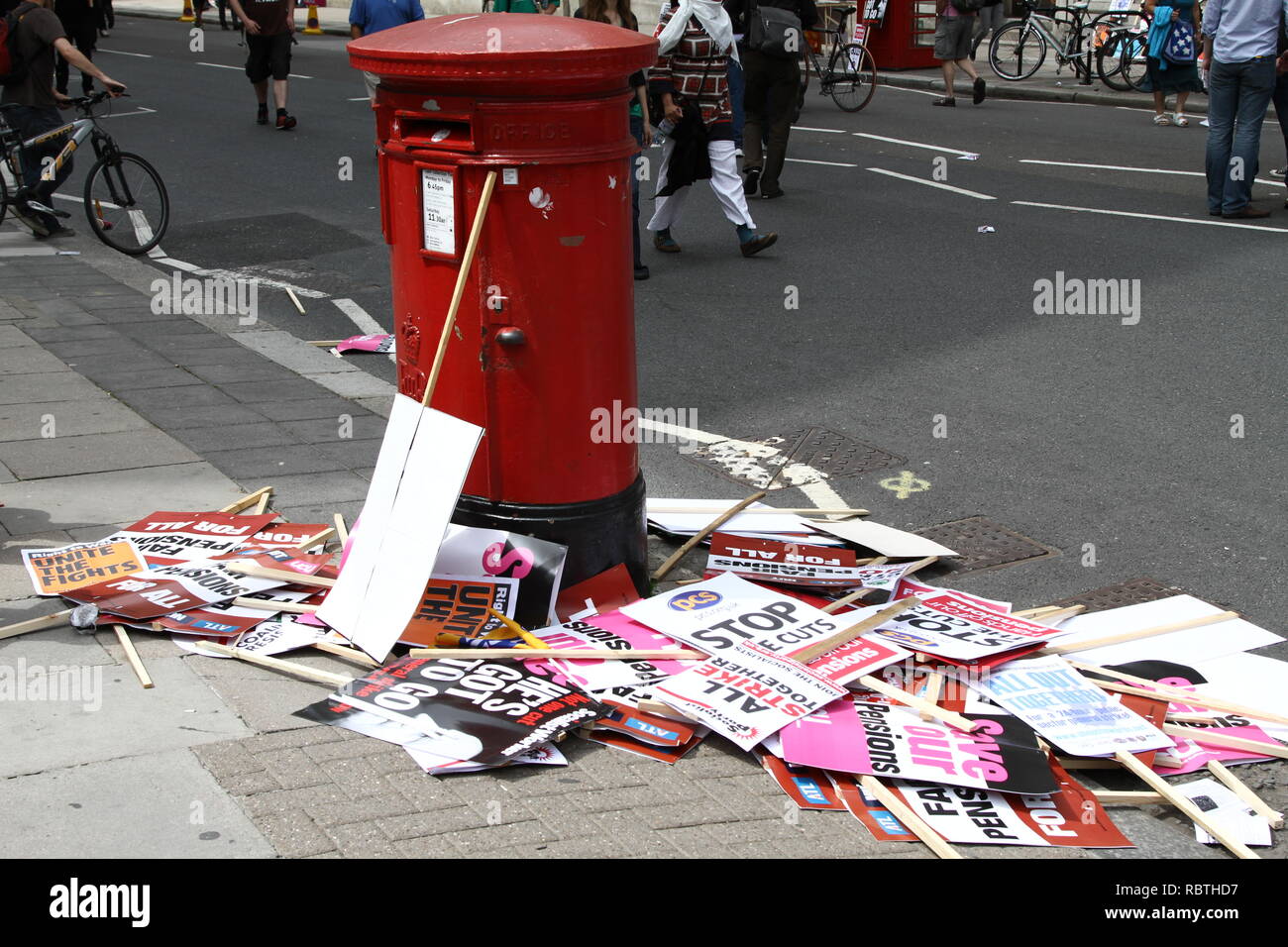 Post Box. Royal Mail Briefkasten. Nach einer Demonstration gegen die Kapitalisten und die Menschen gegen die Sparmaßnahmen der Regierung protestiert. Tory led/lib/dm/Konservativen Liberaldemokraten. Stockfoto