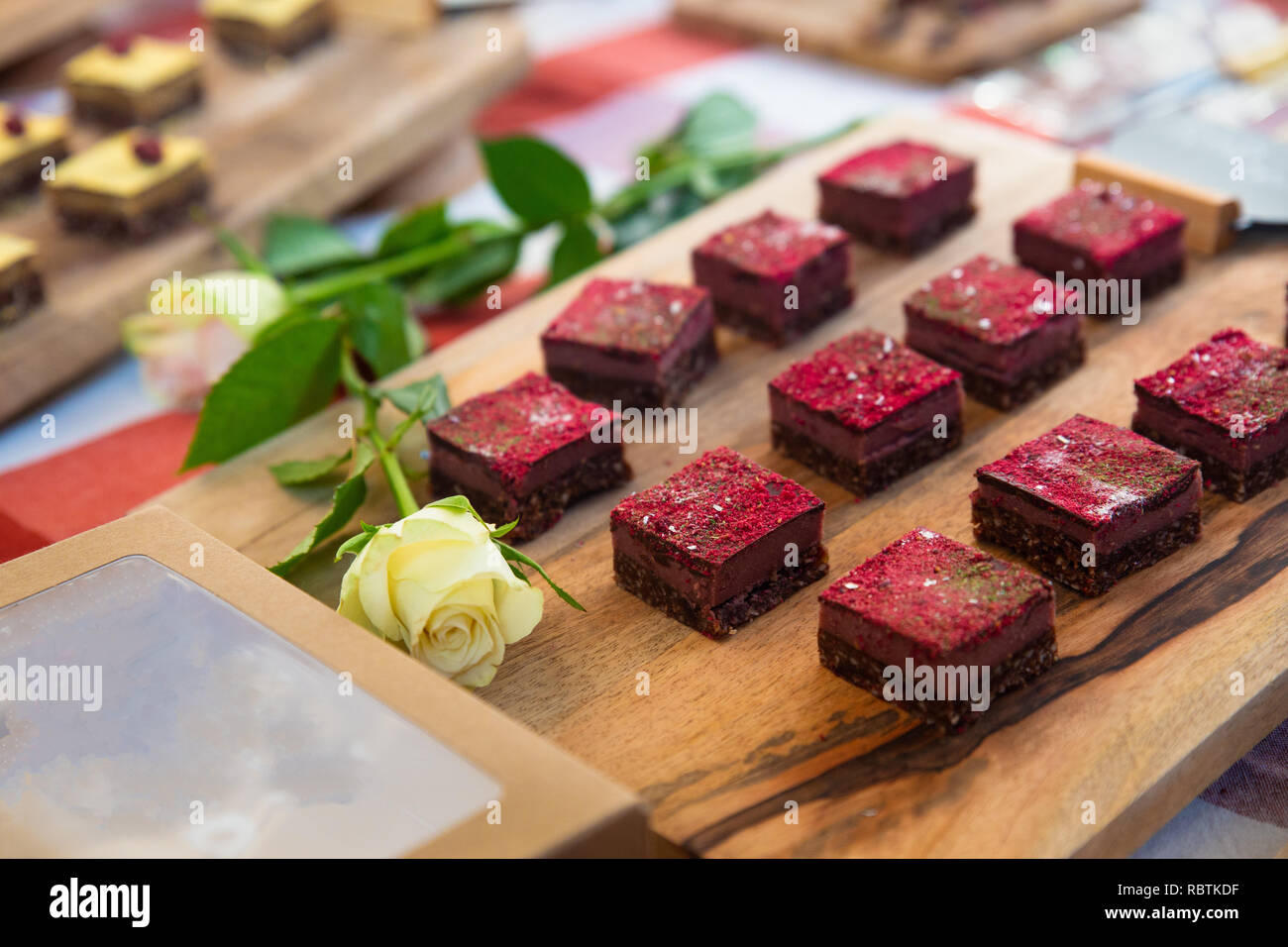 Anzeige der Schönen süßen Miniatur Kuchen mit einer weißen Rose Stockfoto