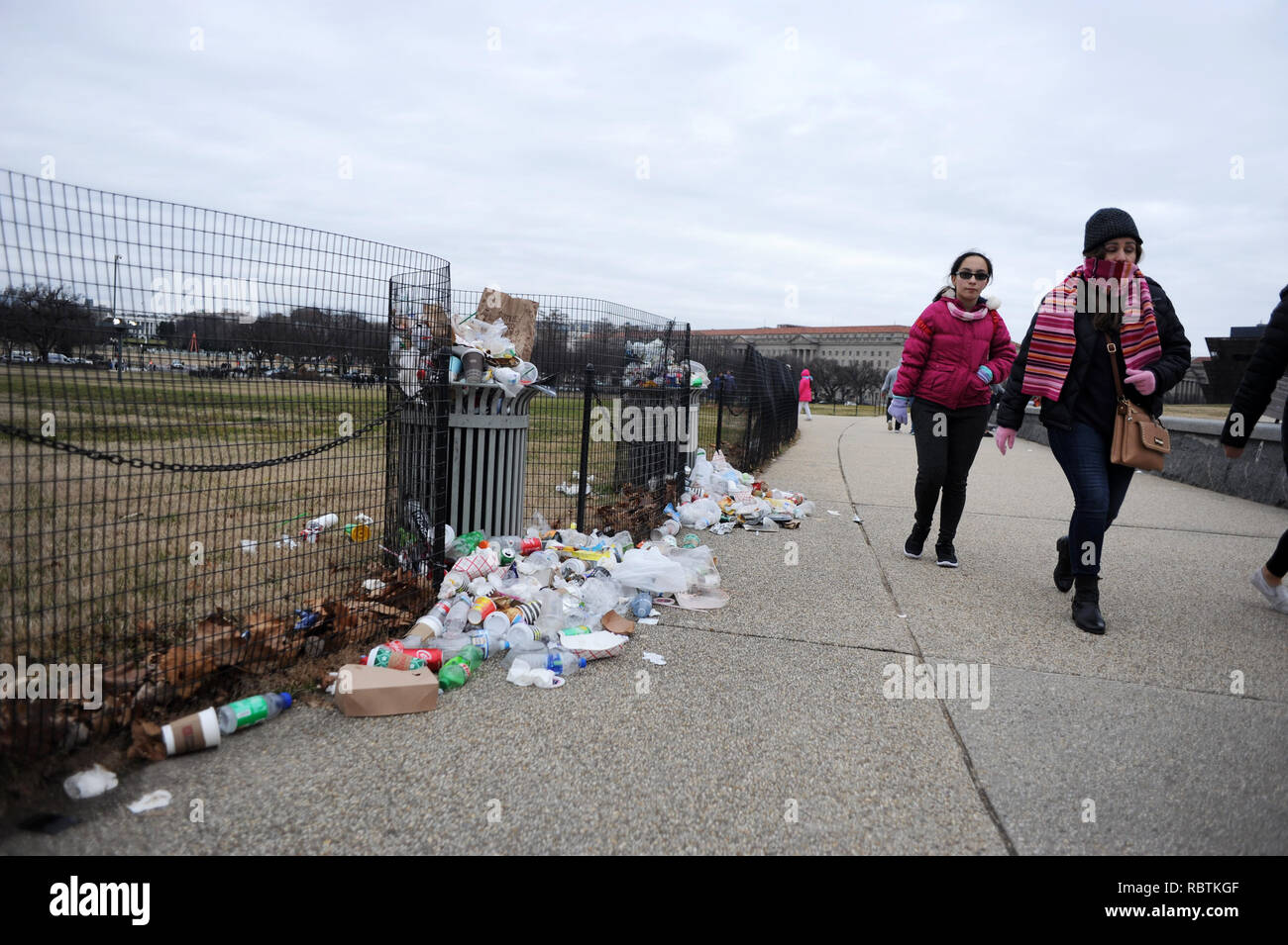 Menschen gehen, die durch Abfall nicht abgeholte auf der National Mall in Washington DC am 12. Tag des partiellen Government Shutdown Jan. 2, 2019. Stockfoto