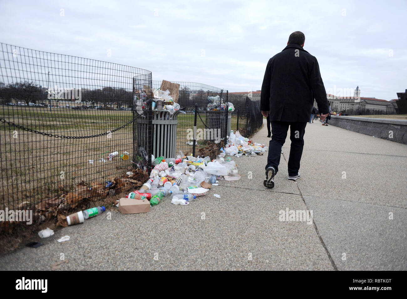 Menschen gehen, die durch Abfall nicht abgeholte auf der National Mall in Washington DC am 12. Tag des partiellen Government Shutdown Jan. 2, 2019. Stockfoto