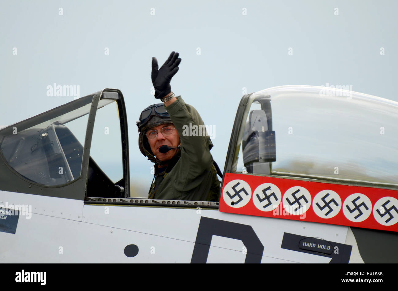Pilot Alister Kay im Cockpit des Kampfflugzeugs P-51 Mustang aus dem Zweiten Weltkrieg mit Hakenkreuz „Kill Markings“ Stockfoto
