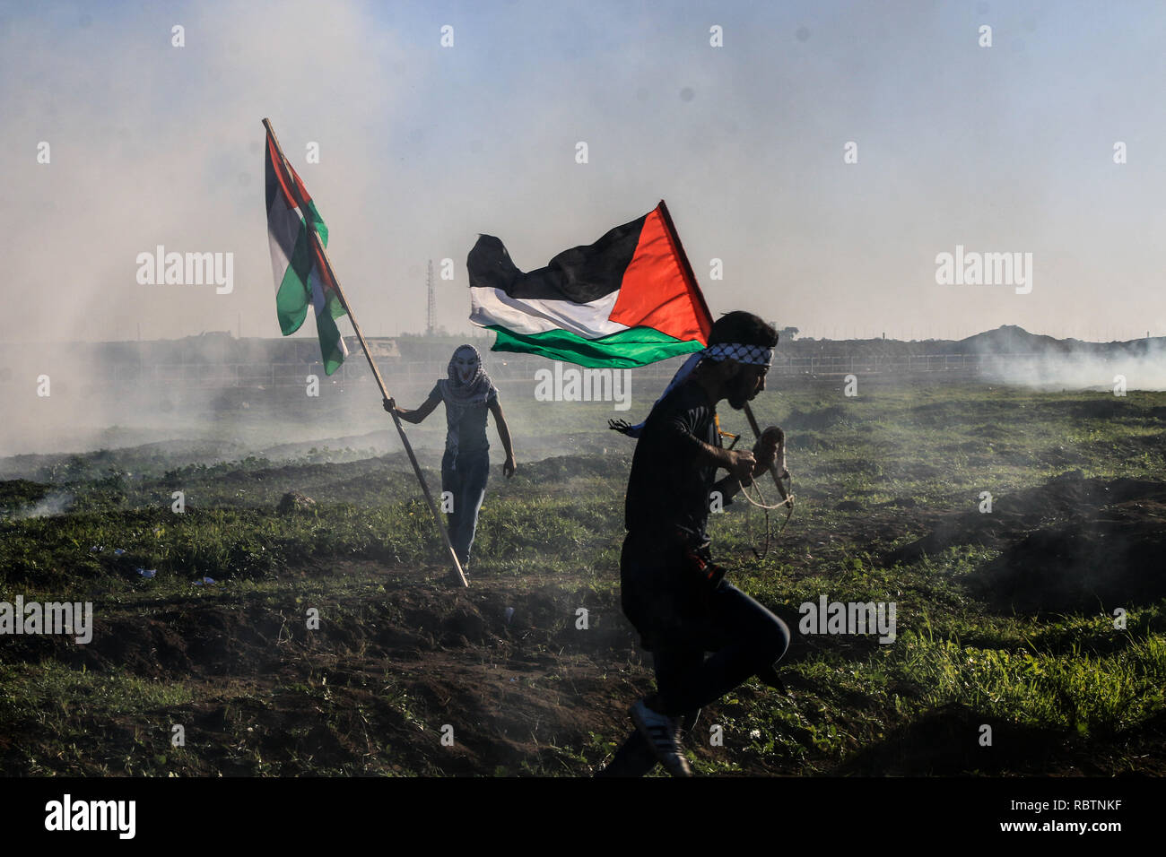 Januar 11, 2019 - Gaza, Gazastreifen, 11. Januar 2019. Palästinensische Demonstration für die wöchentlichen Großen März Zurück rally Zusammentreffen mit den israelischen Streitkräften im Osten von Gaza Stadt, im Gazastreifen. Eine Palästinenserin Amal Tramsi, 43, wurde getötet und 25 andere, darunter ein Journalist von Israelischen live Brand verletzt worden und Gas während dieser Demonstration am Freitag riß, als großen palästinensischen Massen entlang der östlichen Grenzen des Gazastreifens versammelt Teil in der wöchentlichen März zu nehmen. Mehrere palästinensische Mediziner waren damit beschäftigt, evakuieren und der Behandlung von verwundeten Demonstranten während der Protein Stockfoto