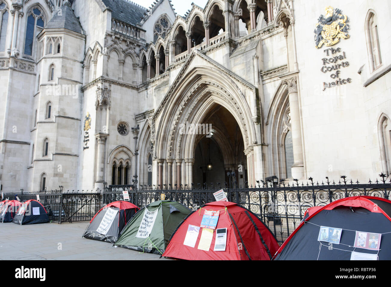 London, England, UK. 11 Jan, 2019. Mark Chambers' Protest gegen erzwungene Annahme und geheime Familie Gerichte außerhalb der Royal Courts of Justice, Fleet Street, London Quelle: Benjamin John/Alamy leben Nachrichten Stockfoto
