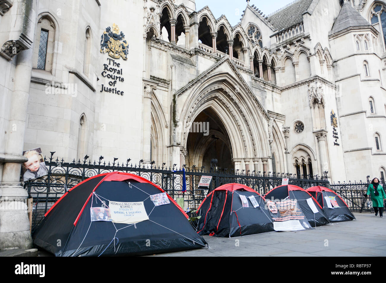London, England, UK. 11 Jan, 2019. Mark Chambers' Protest gegen erzwungene Annahme und geheime Familie Gerichte außerhalb der Royal Courts of Justice, Fleet Street, London Quelle: Benjamin John/Alamy leben Nachrichten Stockfoto
