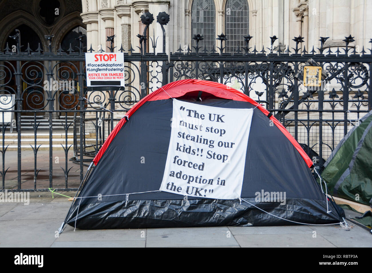 London, England, UK. 11 Jan, 2019. Mark Chambers' Protest gegen erzwungene Annahme und geheime Familie Gerichte außerhalb der Royal Courts of Justice, Fleet Street, London Quelle: Benjamin John/Alamy leben Nachrichten Stockfoto