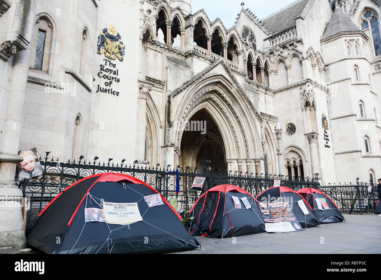 London, England, UK. 11 Jan, 2019. Mark Chambers' Protest gegen erzwungene Annahme und geheime Familie Gerichte außerhalb der Royal Courts of Justice, Fleet Street, London Quelle: Benjamin John/Alamy leben Nachrichten Stockfoto