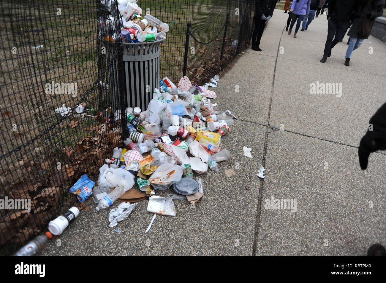 Washington, District Columbia, USA. 2 Jan, 2019. Müll liegt nicht abgeholte auf der National Mall in Washington DC am 12. Tag des partiellen Government Shutdown Jan. 2, 2019. Credit: Hiroko Tanaka/ZUMA Draht/Alamy leben Nachrichten Stockfoto