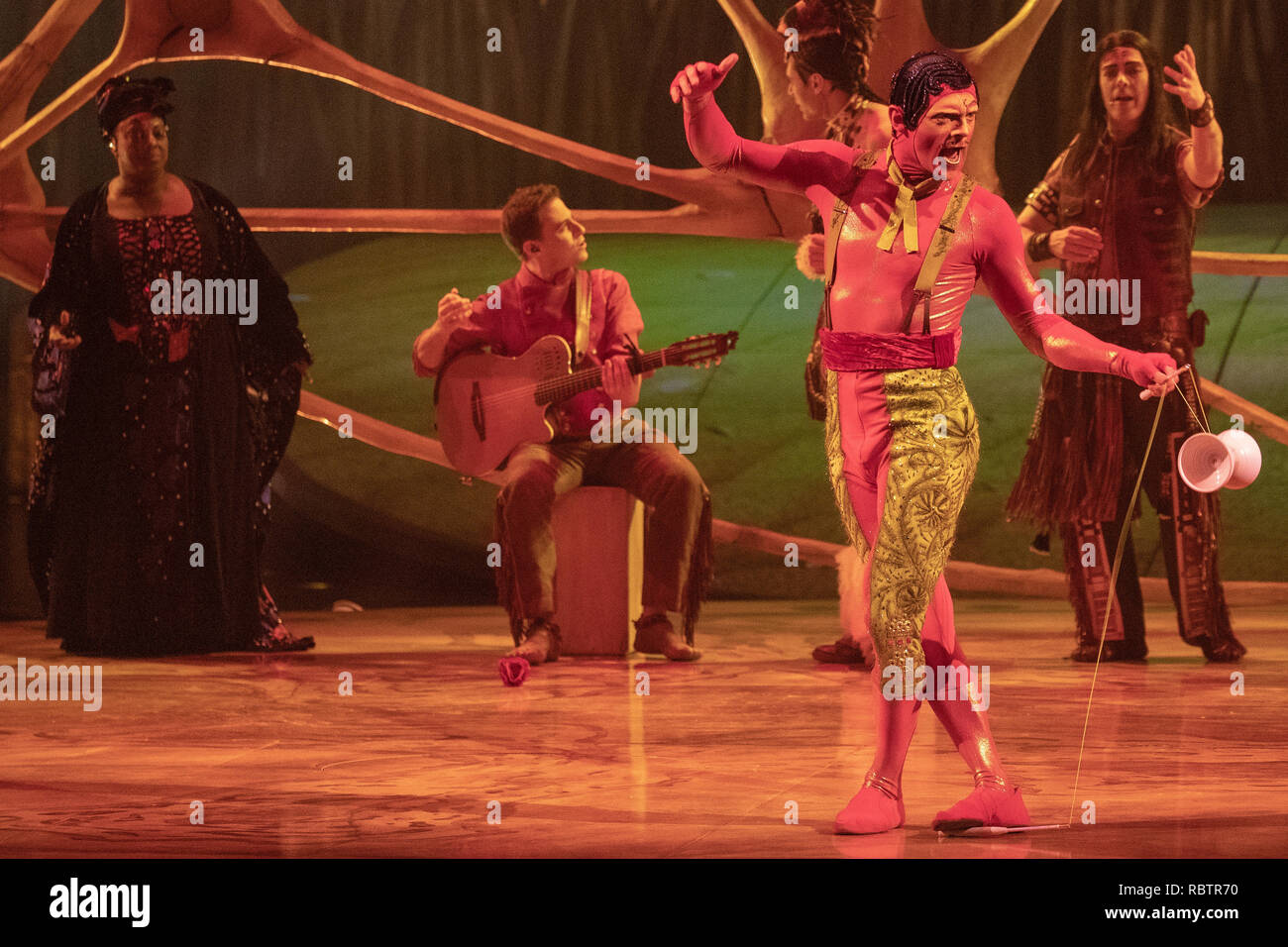 London, England. 11. Januar 201, werfen die Mitglieder des Cirque du Soleil in "Durchführen der Cirque du Soleil's Totem "Generalprobe in der Royal Albert Hall in London, England, © Jason Richardson/Alamy leben Nachrichten Stockfoto