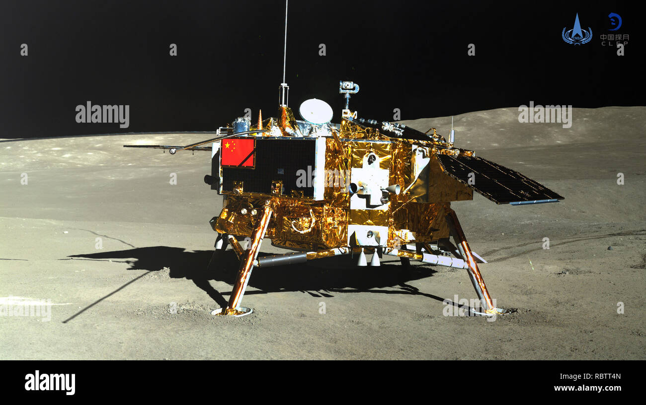 Peking, China. 11 Jan, 2019. Foto von der Rover Yutu-2 genommen (Jade Kaninchen-2) am 31.01.11, 2019 zeigt die Lander der Chang'e-4-Sonde. China verkündete am Freitag, dass die Chang'e-4-Mission, die die Erste weiche Landung auf der Rückseite des Mondes, war ein voller Erfolg realisiert. Mit der Unterstützung des Relais Sat-Queqiao (Magpie Brücke), der Rover Yutu-2 (Jade Kaninchen-2) und das Landegerät der Sonde Chang'e-4 Fotos der jeweils anderen. Credit: China National Space Administration/Xinhua/Alamy leben Nachrichten Stockfoto