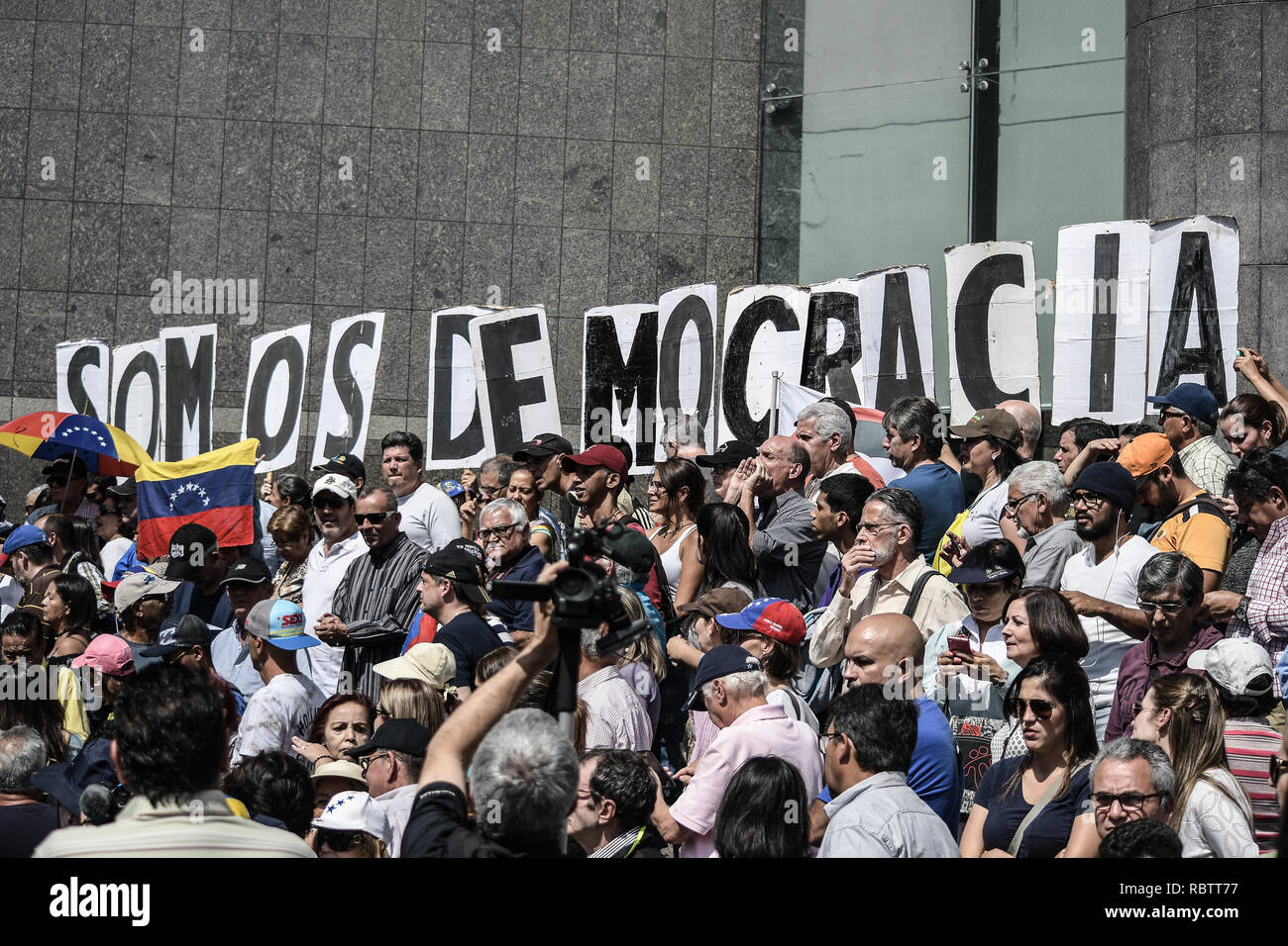Caracas, Venezuela. 11 Jan, 2019. Versammelt Plakate von Buchstaben, die lautet: "Wir Demokratie sind". Maduro wurde für eine zweite Amtszeit gewählt und nach der Wahl 2018, gefolgt von der internationalen Kritik, dass seine Führung des Landes leiden einer Hyperinflationären Zusammenbruch misbegotten ist. Die Opposition, die Wetten der 'nationalen Einheit' für eine Übergangsregierung. Credit: SOPA Images Limited/Alamy leben Nachrichten Stockfoto