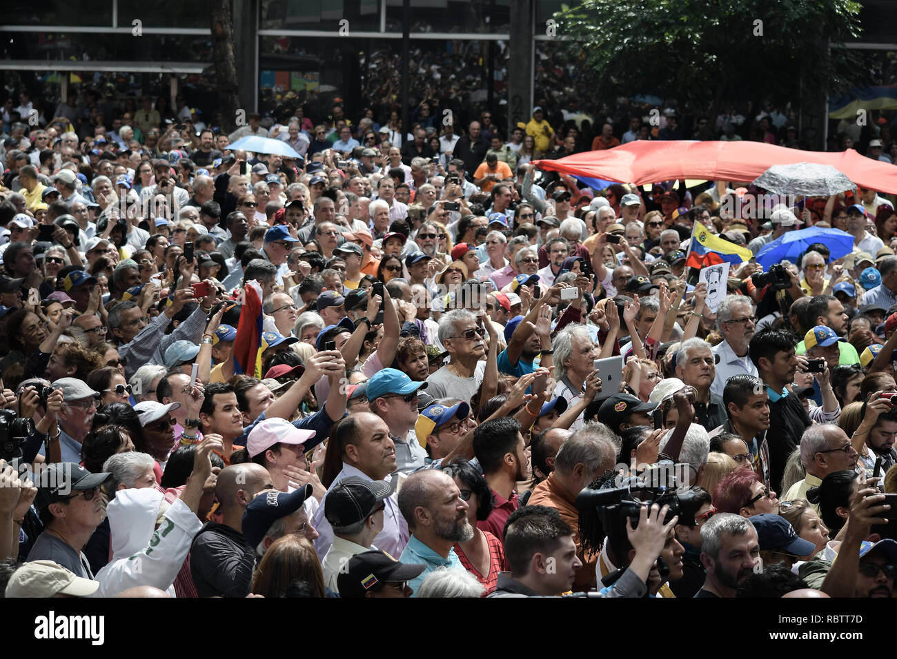 Caracas, Venezuela. 11 Jan, 2019. Masse der Leute während der Sitzung des Nationalen Kongresses in der Straße, in der Opposition angekündigt, dass sie eine Übergangsregierung schaffen würde. Maduro wurde für eine zweite Amtszeit gewählt und nach der Wahl 2018, gefolgt von der internationalen Kritik, dass seine Führung des Landes leiden einer Hyperinflationären Zusammenbruch misbegotten ist. Die Opposition, die Wetten der 'nationalen Einheit' für eine Übergangsregierung. Credit: SOPA Images Limited/Alamy leben Nachrichten Stockfoto