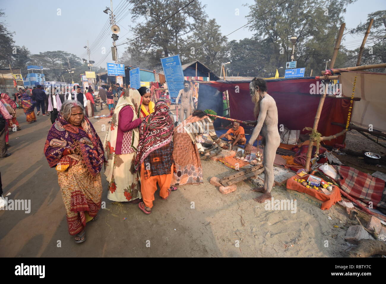 Outram Ghat, Kolkata, Indien. 12. Januar, 2019. Sadhus, Pilger und Gläubige sind an der Gangasagar mela Durchgangslager auf dem Weg zum jährlichen bevorstehenden Hindu Festival gesehen, der Makar Sankranti am Gangasagar, die Heilige und einem bekannten hinduistischen Wallfahrtsort an der Mündung des Flusses Ganges und die Bucht von Bengalen, wo sie heiliges Bad wird am 14.-15. Januar, 2019. Credit: Biswarup Ganguly/Alamy leben Nachrichten Stockfoto