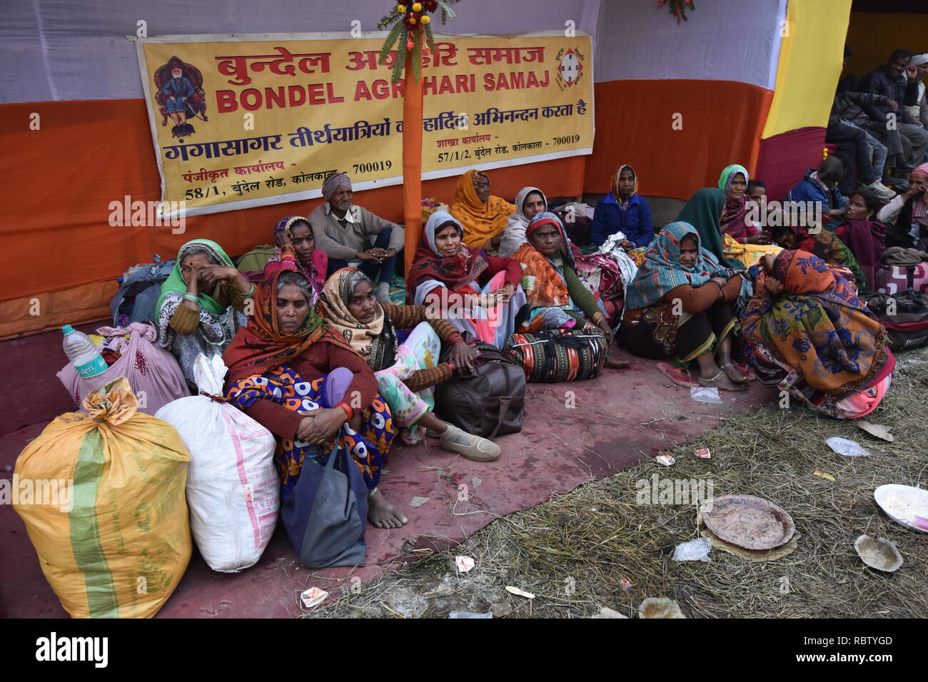 Outram Ghat, Kolkata, Indien. 12. Januar, 2019. Sadhus, Pilger und Gläubige sind an der Gangasagar mela Durchgangslager auf dem Weg zum jährlichen bevorstehenden Hindu Festival gesehen, der Makar Sankranti am Gangasagar, die Heilige und einem bekannten hinduistischen Wallfahrtsort an der Mündung des Flusses Ganges und die Bucht von Bengalen, wo sie heiliges Bad wird am 14.-15. Januar, 2019. Credit: Biswarup Ganguly/Alamy leben Nachrichten Stockfoto