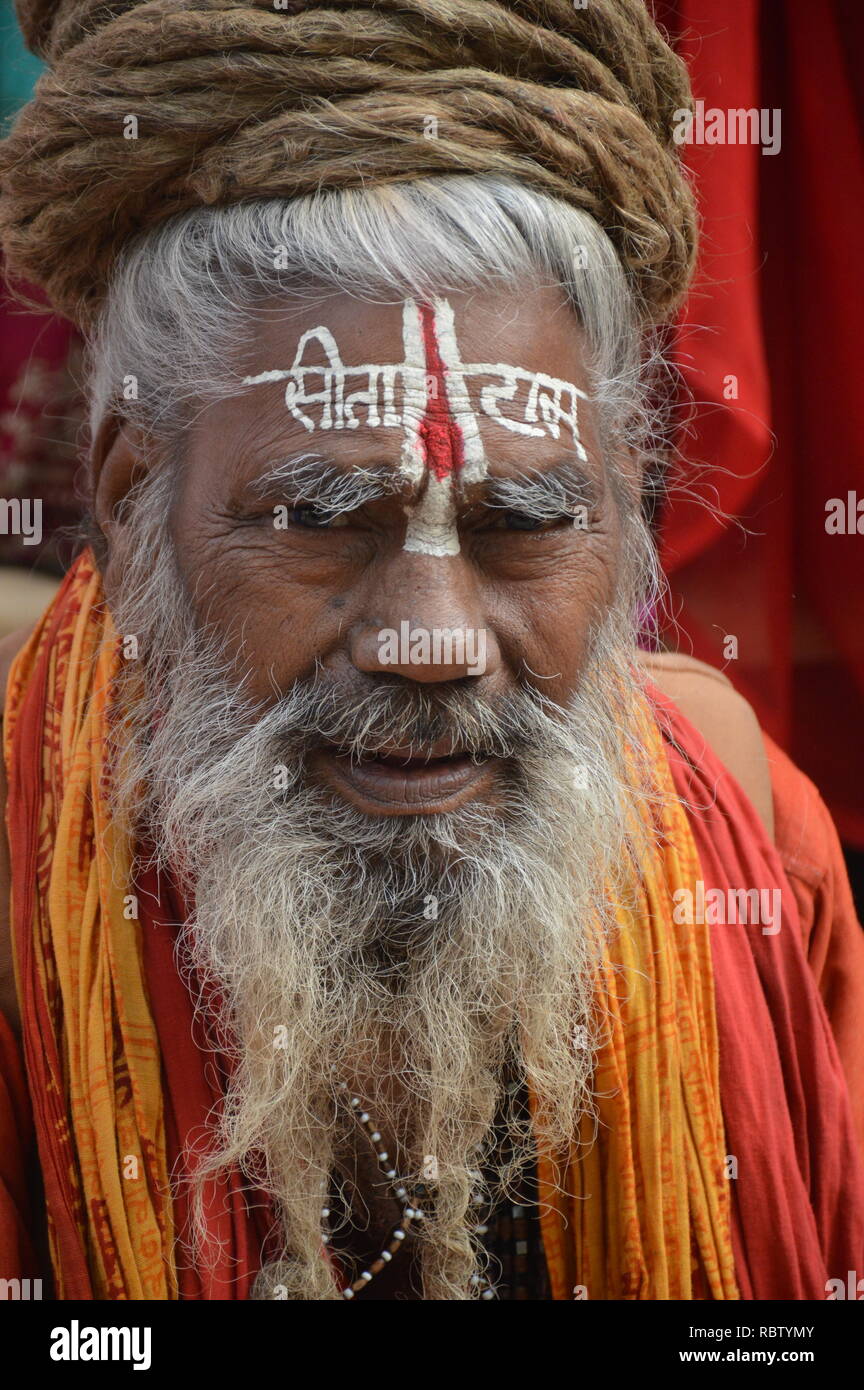 Outram Ghat, Kolkata, Indien. 12. Januar, 2019. Sadhus, Pilger und Gläubige sind an der Gangasagar mela Durchgangslager auf dem Weg zum jährlichen bevorstehenden Hindu Festival gesehen, der Makar Sankranti am Gangasagar, die Heilige und einem bekannten hinduistischen Wallfahrtsort an der Mündung des Flusses Ganges und die Bucht von Bengalen, wo sie heiliges Bad wird am 14.-15. Januar, 2019. Credit: Biswarup Ganguly/Alamy leben Nachrichten Stockfoto