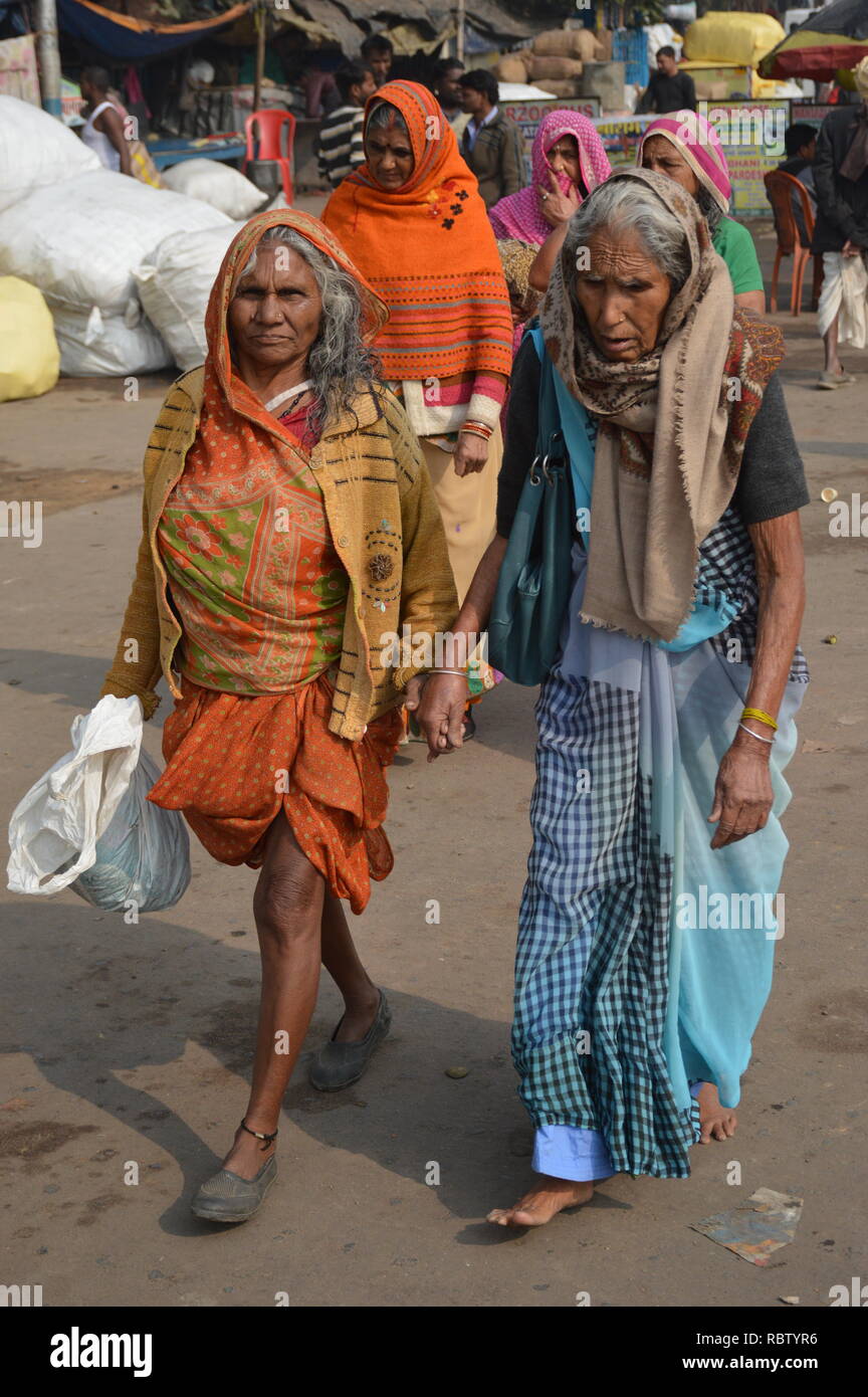 Outram Ghat, Kolkata, Indien. 12. Januar, 2019. Sadhus, Pilger und Gläubige sind an der Gangasagar mela Durchgangslager auf dem Weg zum jährlichen bevorstehenden Hindu Festival gesehen, der Makar Sankranti am Gangasagar, die Heilige und einem bekannten hinduistischen Wallfahrtsort an der Mündung des Flusses Ganges und die Bucht von Bengalen, wo sie heiliges Bad wird am 14.-15. Januar, 2019. Credit: Biswarup Ganguly/Alamy leben Nachrichten Stockfoto