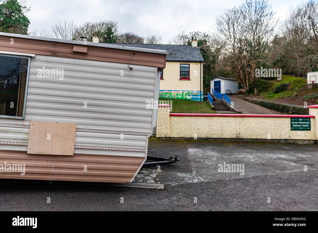 Ballydehob, West Cork, Irland. 12 Jan, 2019. Ein baufälliges altes Mobilheim erscheint heute außerhalb von St. Matthias nationale Schule in Ballydehob gedumpt worden zu sein. Einheimische sagen, daß sie es sahen es am frühen Morgen mit keine Ahnung, wer es besitzt. Es ist noch nicht etabliert, die umweltgerecht entsorgen. Credit: Andy Gibson/Alamy Leben Nachrichten. Stockfoto