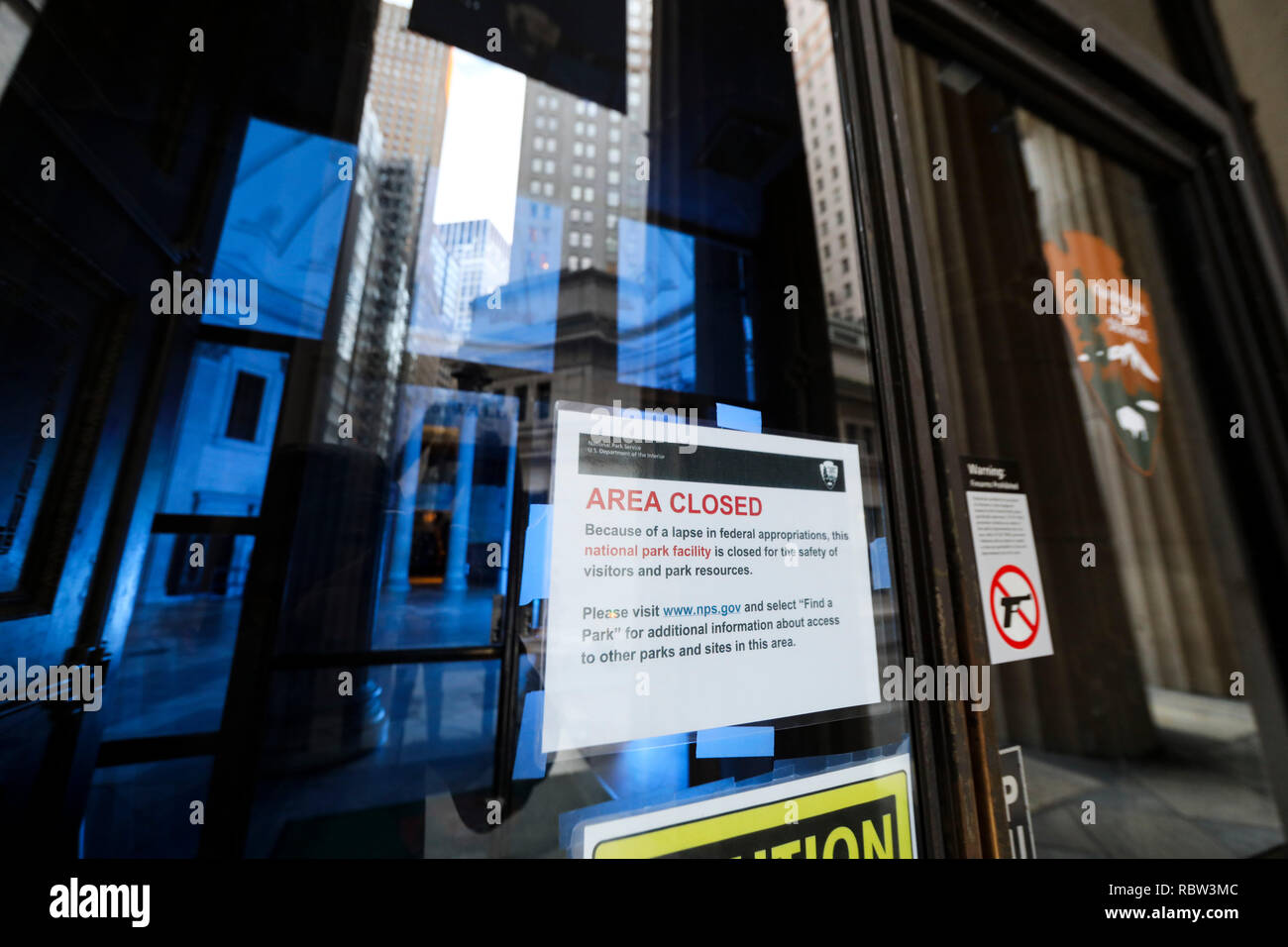 New York, USA. 12 Jan, 2019. Eine Ankündigung der Schließung ist am Eingang der Federal Hall National Memorial, eine touristische Attraktion, die aufgrund der teilweisen Government Shutdown geschlossen ist, in New York, USA, Jan. 12, 2019 gesehen. Als die Uhr Mitternacht schlug, die US-Regierung teilweise Abschaltung über strittige congressional Mittel für die Grenzmauer Präsident Donald Trump eingetragen sein 22 Tag am Samstag, Kennzeichnung der längste Regierung Schließung in der Geschichte der USA. Credit: Wang Ying/Xinhua/Alamy leben Nachrichten Stockfoto